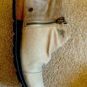 Sorel tan suede booties